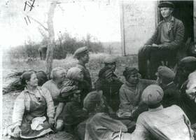 Комсомольское собрание на полевом стане колхоза Заветы Ильича. АССС НП. 1932 г.