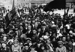 Первомайский митинг в Энгельсе. 1932 г. В центре - руководители АССР НП и представители руководства Нижневолжского края Х.Горст, А.Глейм, Е.Фрешер, Т.Уразбаева